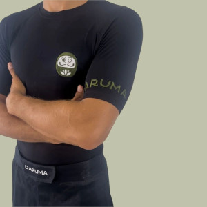 Rashguard Daruma Green Store | Noir | Eco-Friendly Manches Courtes