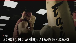 Boxeur frappant un direct arrière, le cross en boxe