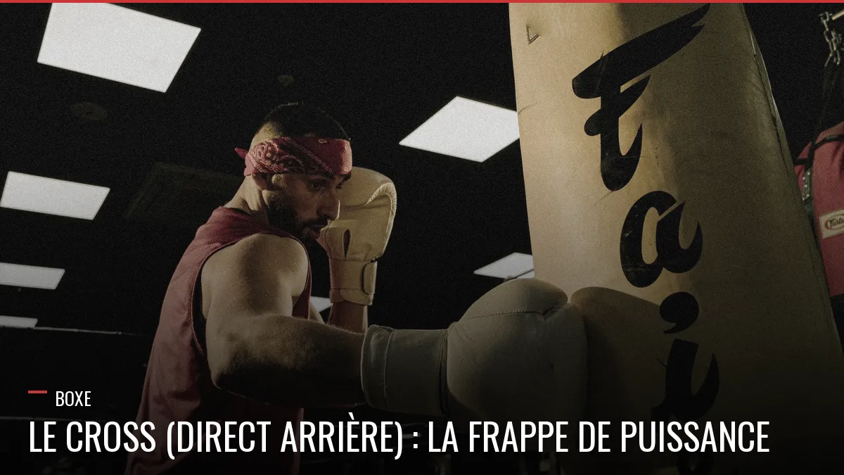 Boxeur frappant un direct arrière, le cross en boxe