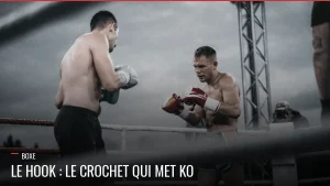 Deux boxeurs sur le ring, le hook en boxe