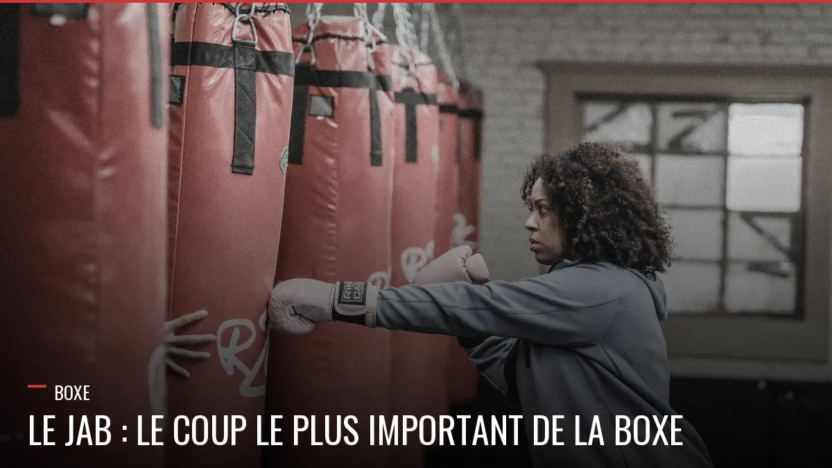 Boxeuse frappant un sac, le jab en boxe anglaise